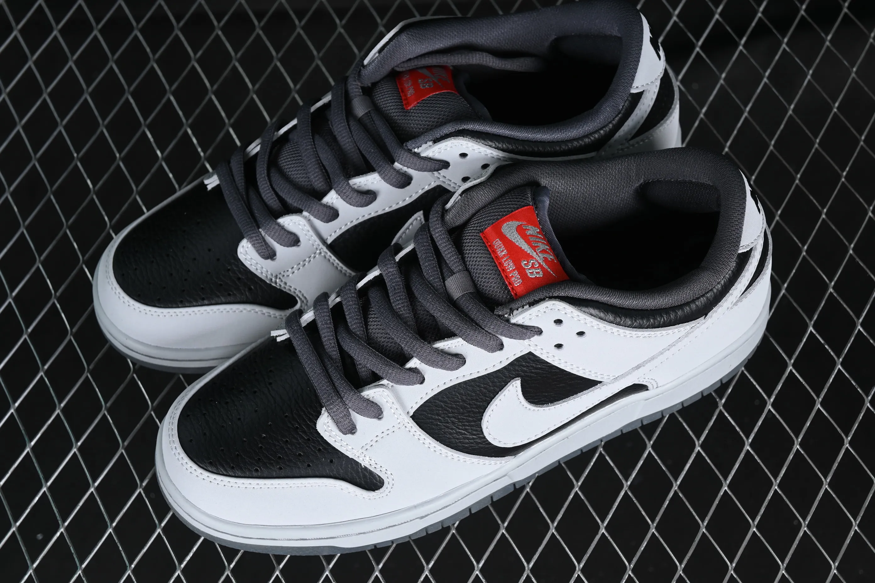 All categories Nk SB Dunk series Nk SB Dunk Low low-top skate shoes K version Atlas x Nk SB Dunk Low QS 35mm Lycra low-top skate shoes 504750-020